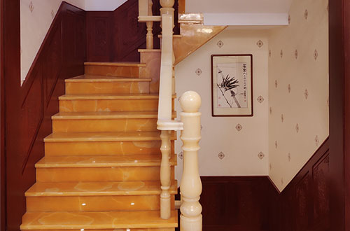 殷都中式别墅室内汉白玉石楼梯的定制安装装饰效果